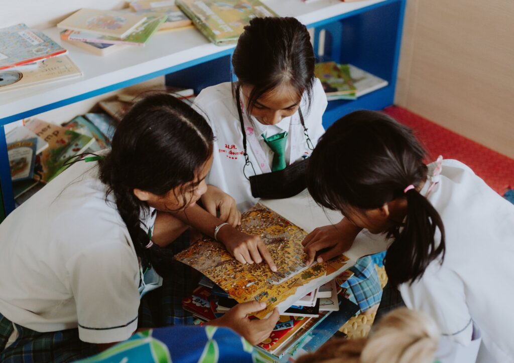 Niños leyendo un libro en grupo